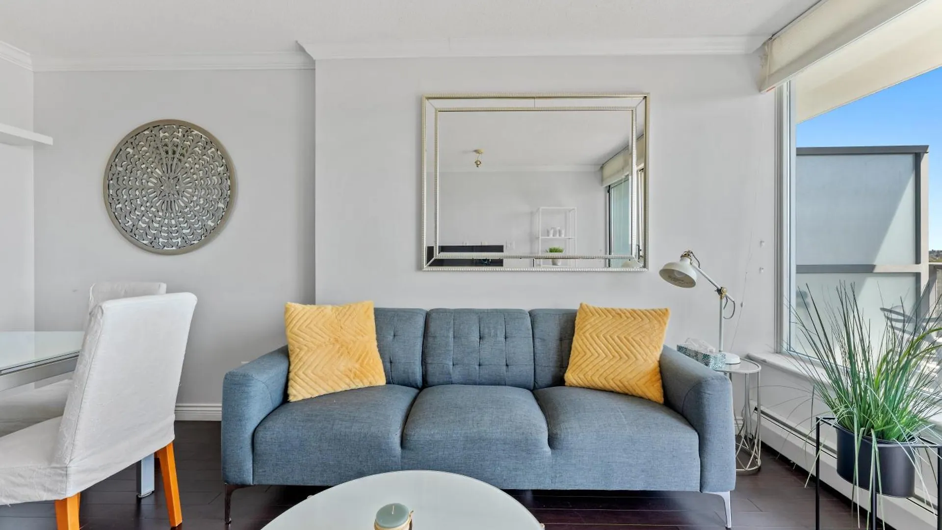 Bright And Airy 1Br In Vibrant Chinatown Apartment Vancouver Canada